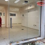 Почистване на витрина на магазин