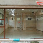 Почистване на витрина на магазин